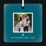 Ornement En Métal Petit renne Snowflakes Simple Photo personnalisée<br><div class="desc">Ajoutez un ornement photo à votre sapin de Noël ! Le design comprend un adorable renne votre meilleure famille, notre photo de couple encadrée par de doux flocons de neige, et un espace pour votre nom de famille. L'envers offre de la place pour un message personnalisé. La couleur est modifiable...</div>