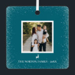 Ornement En Métal Petit renne Snowflakes Simple Photo personnalisée<br><div class="desc">Ajoutez un ornement photo à votre sapin de Noël ! Le design comprend un adorable renne votre meilleure famille, notre photo de couple encadrée par de doux flocons de neige, et un espace pour votre nom de famille. L'envers offre de la place pour un message personnalisé. La couleur est modifiable...</div>