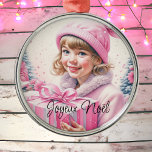 Ornement En Métal Petite fille rose vintage Noël Joyeux Noël<br><div class="desc">Jolie petite fille vintage en casquette d'hiver tenant une boîte cadeau rose boîte rétro nostalgique ornement de Noël pour ceux qui aiment un Noël à l'ancienne. Joyeux Noël.</div>