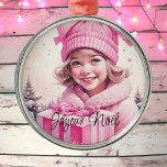 Ornement En Métal Petite fille rose vintage Noël Joyeux Noël<br><div class="desc">Jolie petite fille vintage tenant une boîte-cadeau rose rétro nostalgique ornement de Noël pour ceux qui aiment un Noël à l'ancienne. Joyeux Noël.</div>