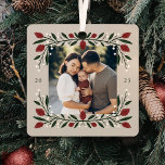Ornement En Métal Photo classique de cadre floral de Noël<br><div class="desc">Ce bel ornement photo de Noël présente un cadre floral et verdoyant dessiné à la main dans des couleurs de Noël classiques, vert foncé, rouge bordeaux, et ivoire sur un arrière - plan beige de sable. Fonctionne bien avec de nombreux thèmes de décoration - rustique, ferme, contemporain, traditionnel ou vintage....</div>