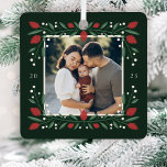 Ornement En Métal Photo classique de cadre floral de Noël<br><div class="desc">Ce magnifique ornement photo de Noël présente un cadre floral et verdoyant dessiné à la main dans les couleurs classiques de Noël, rouge, vert et ivoire, sur un arrière - plan vert foncé. Fonctionne bien avec de nombreux thèmes de décoration. Facile à customiser avec une photo préférée (et fait aussi...</div>