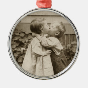 Ornement En Métal Photo d'amour vintage d'enfants s'embrassant dans 