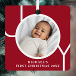 Ornement En Métal Photo de Noël personnalisée du bébé garçon<br><div class="desc">L'élégant vêtement photo de Noël de ce bébé garçon est décoré du mot JOY sur un arrière - plan rouge marron. Facilement personnalisable avec votre photo,  nom et année.</div>