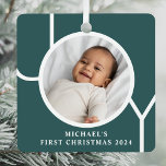 Ornement En Métal Photo de Noël personnalisée pour bébé Vert<br><div class="desc">Cet ornement photo de Noël de gardien est décoré du mot JOY sur un arrière - plan vert foncé. Facilement personnalisable avec votre photo,  nom et année.</div>
