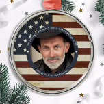 Ornement En Métal Photo du drapeau américain Vintage Memorial<br><div class="desc">Honore ton bien-aimé avec un ornement patriotique personnalisé de commémoration photo. Ce monument commémoratif militaire unique est un cadeau parfait pour vous, votre famille ou vos amis pour rendre hommage à un vétéran militaire, un soldat, une armée, des marines ou un soldat tombé. Cet ornement commémoratif patriotique est orné d'un...</div>