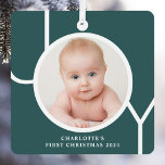 Ornement En Métal Photo Green de garde personnalisée de Noël du bébé<br><div class="desc">Cet élégant ornement photo de Noël de gardien est décoré du mot JOY en typographie blanche sur un arrière - plan vert. Facilement personnalisable avec votre photo,  nom et année.</div>