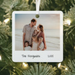 Ornement En Métal Photo minimaliste de famille noire et blanche Noël<br><div class="desc">Style minimaliste ornement de Noël avec un design simple avec une photo de votre famille avec votre nom de famille et l'année dans un script d'écriture. Le dos a une deuxième photo. Cet ornement de vacances moderne et élégant fait un grand cadeau pour les proches.</div>