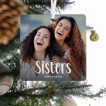 Ornement En Métal Photo personnalisée de SISTERS mignon cadeau Soeur<br><div class="desc">Faites savoir à votre soeur à quel point elle est aimée par cette histoire; mignon, moderne, photo personnalisée Soeurs ornement de Noël. Le design présente une typographie blanche amusante qui dit "Soeurs". Téléchargez simplement votre photo préférée et personnalisez le ou les nom(s). Vous pouvez modifier la couleur du texte à...</div>