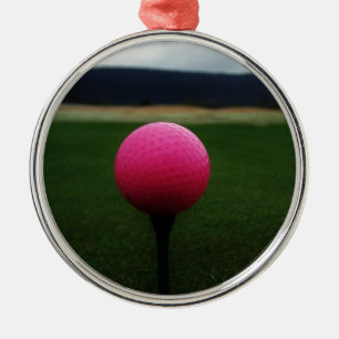 Ornement En Métal Pink Golf Ball sur un terrain de golf de montagne