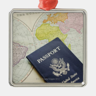 Ornement En Métal Plan rapproché de passeport se trouvant sur la