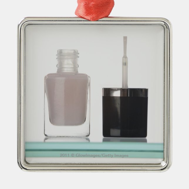 Ornement En Métal Plan rapproché d'une bouteille de vernis à ongles (Devant)