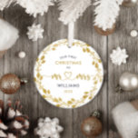 Ornement En Métal Premier Noël comme mari femme Gold Wreath Photo<br><div class="desc">Faites-vous plaisir d'être mari et femme pendant votre premier Noël avec ce cadre photo exquis de parties scintillant d'or feuillage. Ce cadre saisit l'essence de la saison et le début de votre voyage de vie en couple marié.</div>