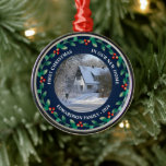 Ornement En Métal Premier Noël dans notre nouveau nom de famille de<br><div class="desc">Le premier Noël dans notre nouvel Ornement photo Maison. Ajoutez votre propre photo de votre nouvelle maison,  ajoutez vos noms,  votre texte et votre année et créez un ornement de Noël très personnel et unique.</div>