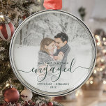Ornement En Métal Premier Noël Engagé Photo Green Script<br><div class="desc">Commémorez votre fiançailles avec ce magnifique ornement de gardien moderne. Le texte vert dit "Notre premier Noël engagé", avec le mot "engagé" dans un élégant script d'écriture manuscrite avec des fioritures avant et après. Remplacez l'exemple d'image par votre photo préférée, et ajoutez vos noms et l'année. Un filtre dégradé blanc...</div>