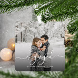 Ornement En Métal Premier Noël Engagé Photo personnalisée Script bla<br><div class="desc">Commémorez votre fiançailles avec ce magnifique ornement de gardien moderne. Le texte blanc dit "Notre premier Noël engagé", avec le mot "engagé" dans un élégant script d'écriture manuscrite avec des fioritures avant et après. Remplacez l'exemple d'image par votre photo préférée, et ajoutez vos noms et l'année. Un filtre dégradé noir...</div>
