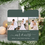 Ornement En Métal Premier Noël M. et Mme 3 Script photo vert<br><div class="desc">Commémorez votre premier Noël en tant que nouveau mariés avec ce magnifique ornement de gardiens moderne. Le texte blanc dit "Notre premier Noël comme", avec les mots "m & mrs" dans un élégant script d'écriture manuscrite avec des fioritures avant et après. Remplacez les trois exemples d'images par vos photos verticales...</div>