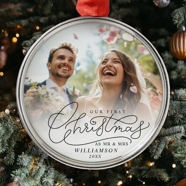 Ornement En Métal Premier Noël M. et Mme Newlyweds Mariage Photo (Deck the halls with First Christmas Mr. & Mrs. wedding photo ornament.)