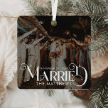 Ornement En Métal Premier Noël Marié Mini Typographie Photo<br><div class="desc">Célébrez vos premières vacances en couple marié avec le premier Noël Marié Miniature Typographie Photo Métal Ornement. Cet ornement allie design épuré et minimaliste, écriture manuscrite et ambiance de Noël vintage, offrant une façon élégante de marquer cette occasion spéciale. Fabriqué en métal étanche, il assure la durabilité tout en conservant...</div>