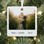 Ornement En Métal Premier Noël minimaliste Marié Photo Nouveau marié<br><div class="desc">Style minimaliste ornement de Noël avec un design simple avec votre photo mariage préférée avec vos noms et l'année dans un script d'écriture manuscrite. Le dos a une deuxième photo. Cet ornement de vacances moderne et élégant fait un grand cadeau pour un couple nouvellement engagé.</div>