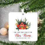 Ornement En Métal Premier Noël Nouveau Accueil Maison d'eau Rouge<br><div class="desc">Célébrez votre premier Noël dans votre nouvelle maison avec ce joli ornement gardien, avec une aquarelle peinte d'un confortable chalet rouge entouré de feuillage d'hiver vert et jaune. Le texte dit "Notre premier Noël dans notre nouvelle maison", avec les mots "Nouvelle maison" en calligraphie rouge et le texte restant en...</div>
