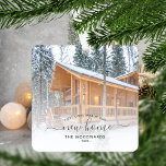 Ornement En Métal Premier Noël Nouveau Accueil Photo personnalisée S<br><div class="desc">Commémorez votre premier Noël dans votre nouvelle maison avec ce magnifique ornement de gardien moderne. Le texte vert foncé dit "Premier Noël dans notre nouvelle maison", avec les mots "nouvelle maison" dans un élégant script d'écriture manuscrite avec des fleurs avant et après. Remplacez l'exemple d'image par une photo de votre...</div>