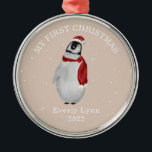 Ornement En Métal Premier Noël rose bébé fille Penguin neige<br><div class="desc">Illustration d'un bébé pingouin portant un chapeau santa et un foulard assorti entouré de flocons de neige avec un arrière - plan rose. Le texte dit,  "Mon premier Noël." Personnalisez le nom et l'année.</div>