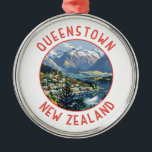 Ornement En Métal Queenstown Nouvelle-Zélande Retro Cercle désorgani<br><div class="desc">Design de déplacement vectoriel rétro Queenstown. Il se trouve sur les rives du lac Wakatipu de l'île du Sud,  face aux spectaculaires Alpes du Sud.</div>