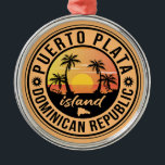 Ornement En Métal République dominicaine de Puerto Plata<br><div class="desc">Un imprimé d'art moderne Puerto Plata République Dominicaine du milieu du siècle rétro dans un style d'affiche de voyage vintage. Il dispose d'un palmier incurvé sur une plage de sable avec l'océan sous un ciel bleu nuageux.</div>