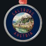 Ornement En Métal Salzbourg Autriche Cercle en détresse rétro<br><div class="desc">Conception de déplacement vectoriel rétro de Salzbourg. Salzbourg est une ville autrichienne située à la frontière de l'Allemagne et offrant une vue sur les Alpes orientales. La ville est divisée par la rivière Salzach, avec les bâtiments médiévaux et baroques de la piétonne Altstadt (Vieille Ville) sur sa rive gauche, face...</div>