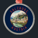 Ornement En Métal Salzbourg Autriche Cercle en détresse rétro<br><div class="desc">Conception de déplacement vectoriel rétro de Salzbourg. Salzbourg est une ville autrichienne située à la frontière de l'Allemagne et offrant une vue sur les Alpes orientales. La ville est divisée par la rivière Salzach, avec les bâtiments médiévaux et baroques de la piétonne Altstadt (Vieille Ville) sur sa rive gauche, face...</div>
