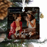 Ornement En Métal Script Bestie photo Keepsaké cadeau<br><div class="desc">Le design est composé d'une typographie ludique et élégante avec script et sans police. Customisez simplement le nom,  l'année et téléchargez une photo préférée de vous et de votre bestie!</div>