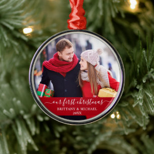Ornement En Métal Script élégant Notre premier Noël Couple Rouge