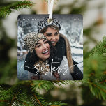 Ornement En Métal Sisters Script Photo Keepsaké cadeau<br><div class="desc">Soeur élégante Ornement de Noël. Le design est composé d'une typographie ludique et élégante avec script et sans police. Customisez simplement le nom,  l'année et téléchargez une photo préférée de vous et de votre soeur!</div>