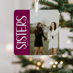 Ornement En Métal SISTRES tendance photo et citation Keepsaké cadeau<br><div class="desc">Ce ornement de noël de tenue de photo branché ferait un cadeau parfait pour une soeur cette saison de vacances! Design propose une photographie de votre choix, la typographie amusante SISTERS et une belle citation de sentiment soeur au verso qui peut être gardée ou personnalisée pour rendre ce cadeau unique...</div>