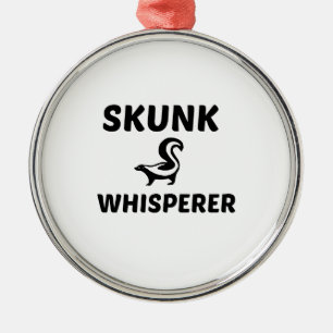 ORNEMENT EN MÉTAL SKUNK WHISPERER