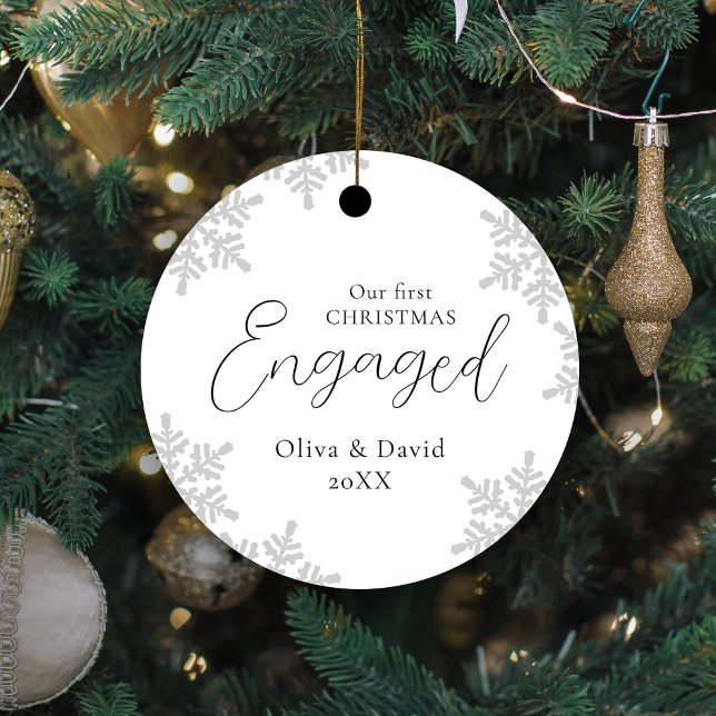 Ornement En Métal Snowflakes Our First Christmas Engaged Script Meta (Snowflakes Our First Christmas Engaged Script Meta Metal Ornament)