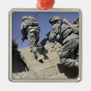 Ornement En Métal Soldats courant l'escalier d'un bâtiment