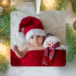 Ornement En Métal Statistiques de naissance de Noël photo bébé<br><div class="desc">Mignonne tenue de Noël ornement avec la photo de votre nouveau-né remplissant un côté. De l'autre côté, personnalisez avec leur nom dans un script blanc élégant et leur nom et leurs statistiques de naissance dans la typographie blanche moderne sur un arrière - plan rouge. Un cadeau parfait pour les nouveaux...</div>