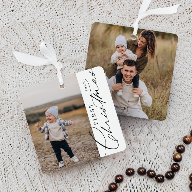 Ornement En Métal Style moderne Premier Script de Noël Photo de fami (Modern Stylish First Christmas Script Family Photo Metal Ornament)