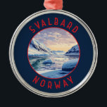 Ornement En Métal Svalbard Norvège Cercle en détresse rétro<br><div class="desc">Svalbard dans un style vectoriel. C’est l’une des zones habitées les plus septentrionales du monde,  connue pour son terrain accidenté et éloigné de glaciers et sa toundra gelée abritant des ours polaires,  des rennes de Svalbard et des renards arctiques.</div>