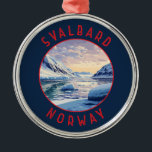 Ornement En Métal Svalbard Norvège Cercle en détresse rétro<br><div class="desc">Svalbard dans un style vectoriel. C’est l’une des zones habitées les plus septentrionales du monde,  connue pour son terrain accidenté et éloigné de glaciers et sa toundra gelée abritant des ours polaires,  des rennes de Svalbard et des renards arctiques.</div>