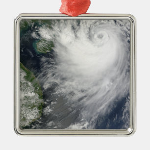 Ornement En Métal Tempête tropicale Koppu s'approchant du