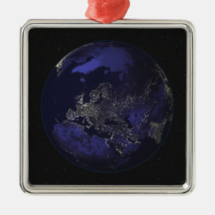 Ornement En Métal Terre entière la nuit montrant les lumières de la