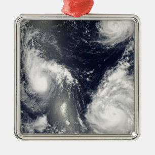 Ornement En Métal Trois typhons différents