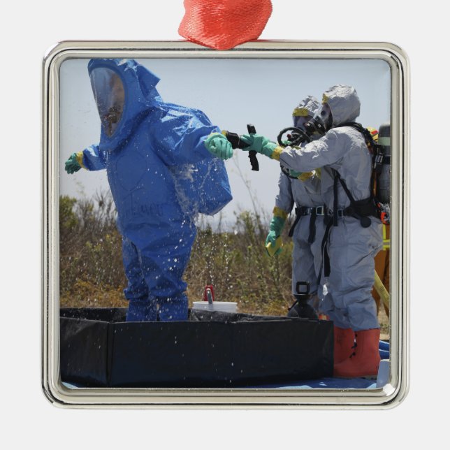 Ornement En Métal Un aviateur se tient dans une baignoire (Devant)