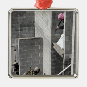 Ornement En Métal Un marin et un agresseur ennemi qui joue des rôles