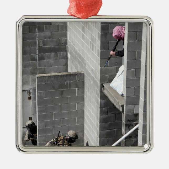 Ornement En Métal Un marin et un agresseur ennemi qui joue des rôles (Devant)