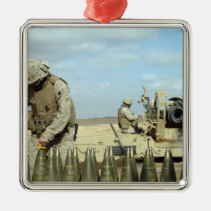 Ornement En Métal Un marine américain prépare les obus d'obusier à t