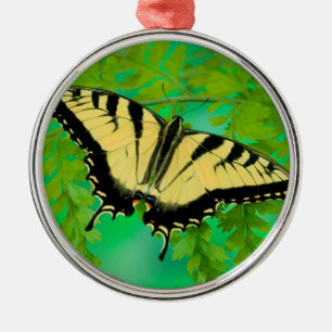 Ornement En Métal Un papillon swallowtail atterrissant